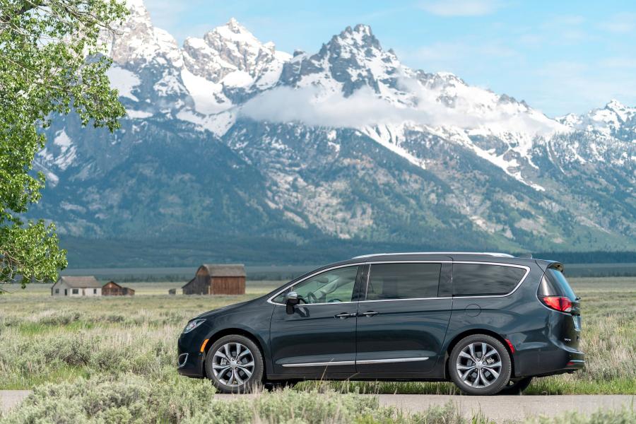  Chrysler Pacifica Limited (RU) 2016 года  (фото 4 из 40)
